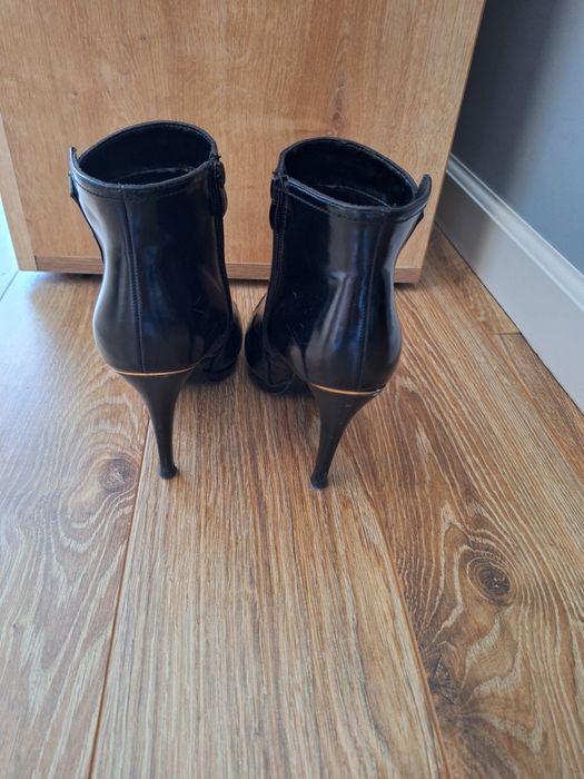 Lakierowane buty na szpilce