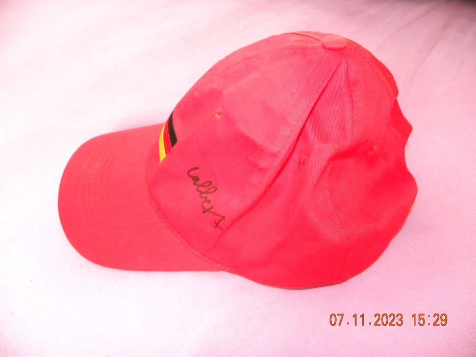 Czerwona czapka z daszkiem