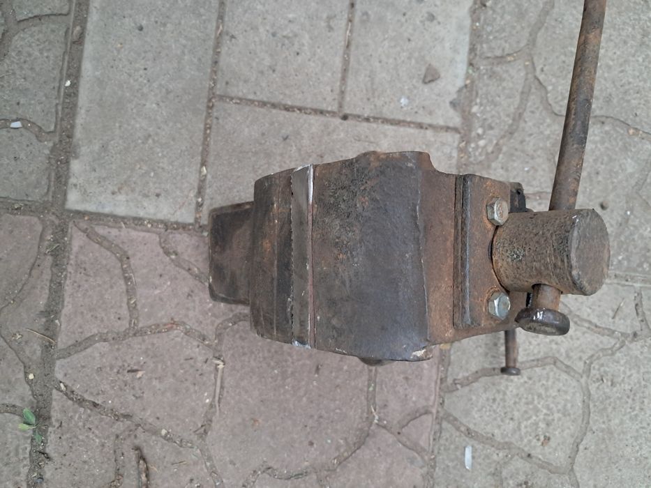 Тиски слесарные 100 мм