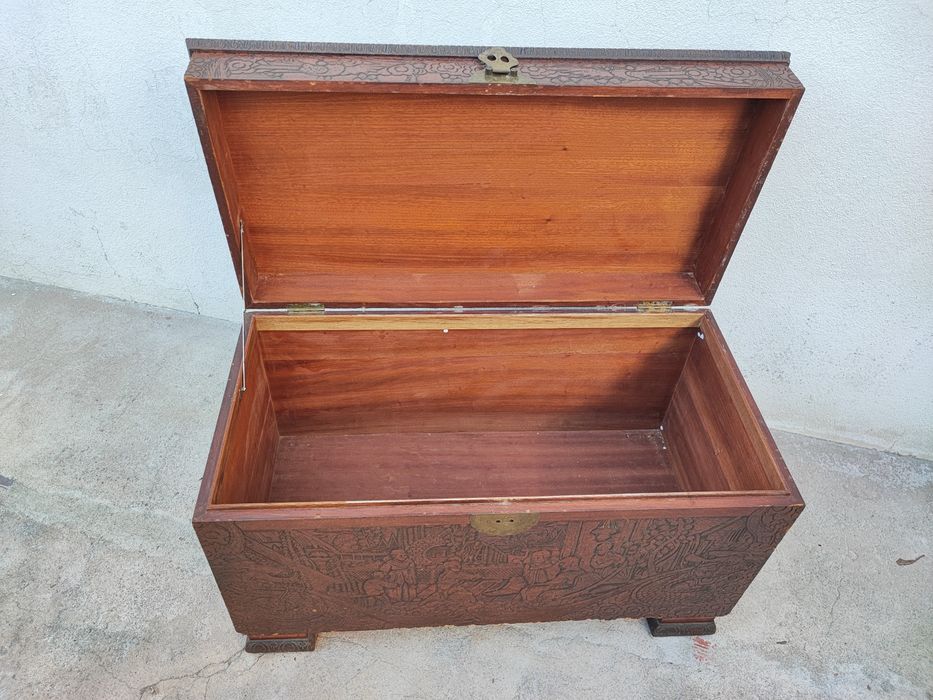 Arca em madeira maciça