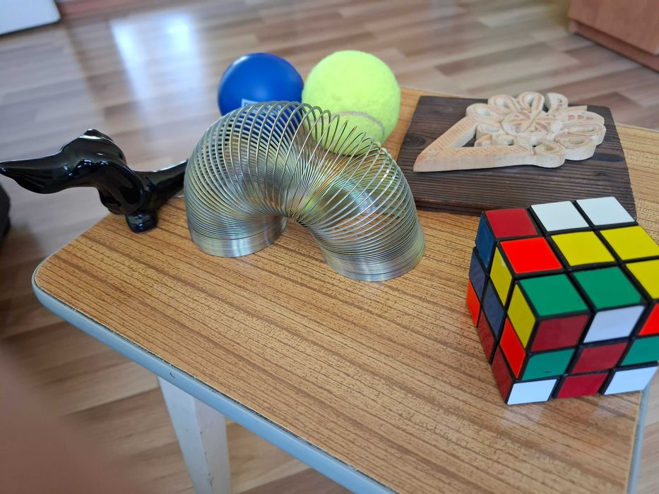 zabawki,gry,figurki,sprężynka zabawka,kostka rubika itd