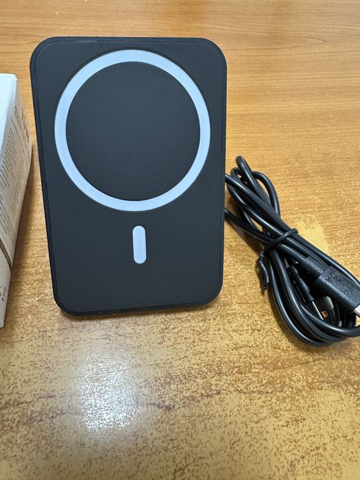 Зарядний пристрій для смартфона в авто на магніті