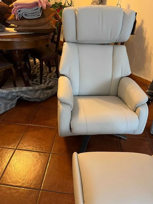 Poltrona com pousapés