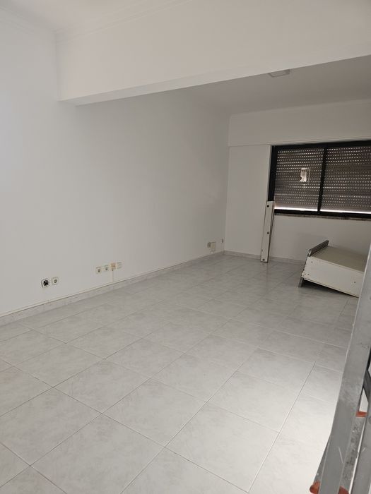 Quarto para arrendar em Queluz, perto da estação CP