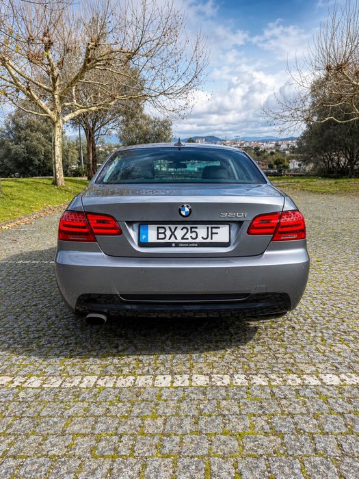BMW 320I Coupé Pack M - livro de revisões completo na BMW