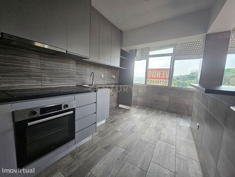 Apartamento Renovado T2 em Mina de Água, Amadora — Mina De Água, Lisboa