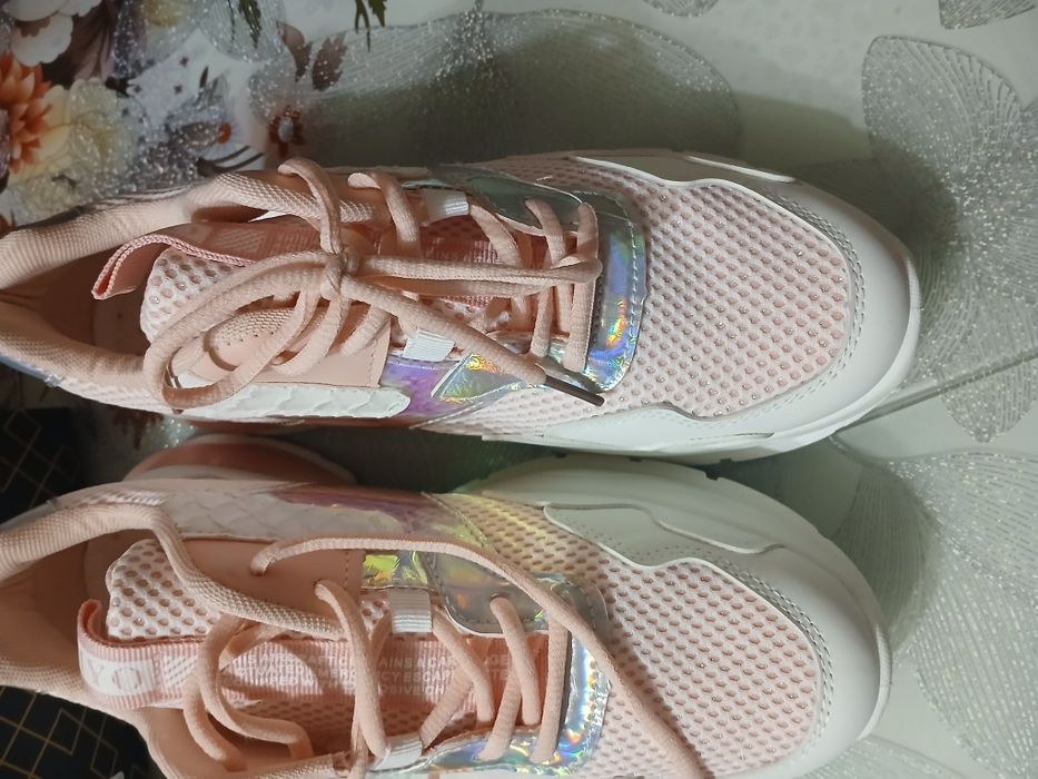 Женские кроссовки. Новые.