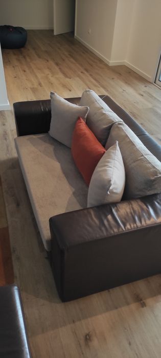 Dois sofás um de tres lugares e outro de dois misto pele e tecido