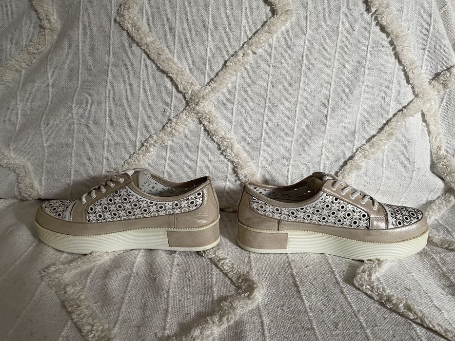 Piękne skórzane buty Venezia 41; wiosna lato; modny beż stan doskonały