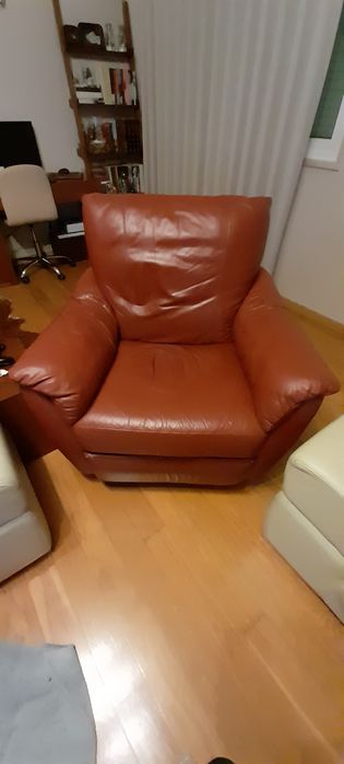 Poltrona IKEA em pele genuína, reclinável e giratória