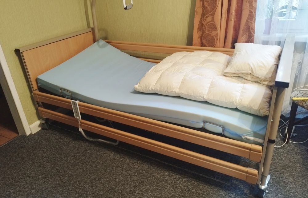 Łóżko rehabilitacyjne Vermeiren Club  plus materac przeciwodleżynowy - bardzo mało używane.
