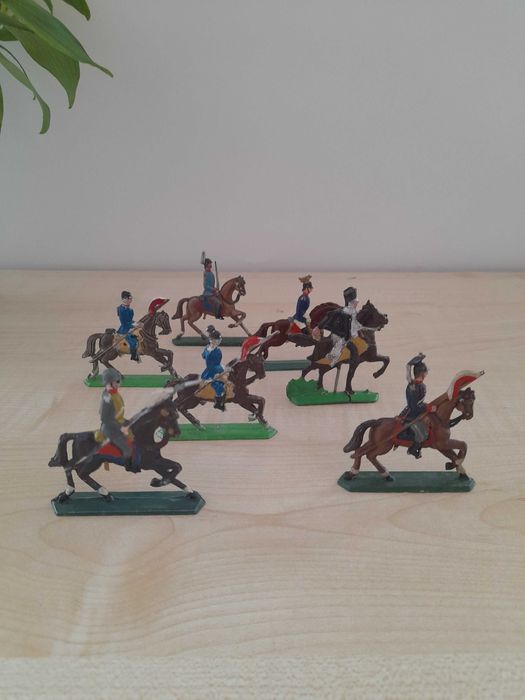 Stare kolekcjonerskie żołnierzyki konna-7szt