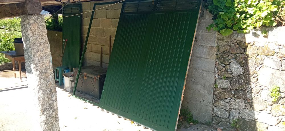 Portão de Garagem em excelente estado de conservação