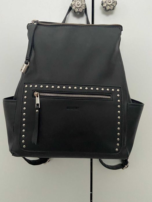 Czarny elegancki, pojemny plecak damski z metalowymi zdobieniami