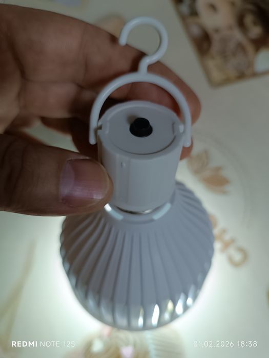 Лампочка з акумулятором та цоколь з кнопкою.