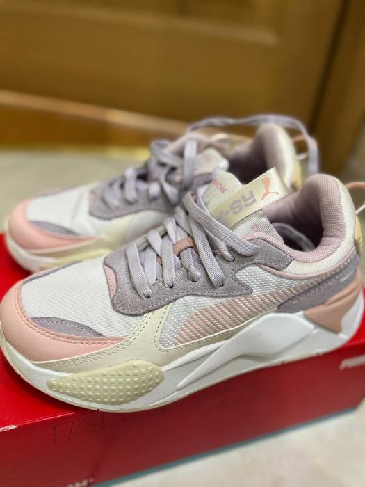 Жіночі кросівки Puma.