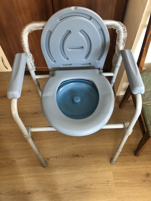 Стілець туалет для людини з інвалідністю