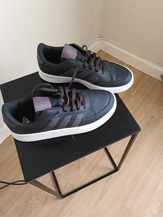 Tênis Adidas cor cinza