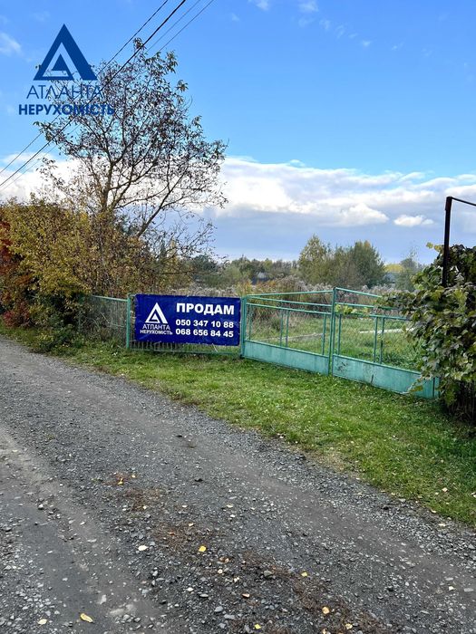 Продам приватизовану земельну ділянку біля Луцька в центрі с. Сирники!