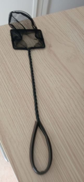 Rede para apanhar peixes no aquário novo