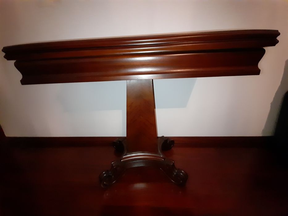 Mesa de jogo em mogno