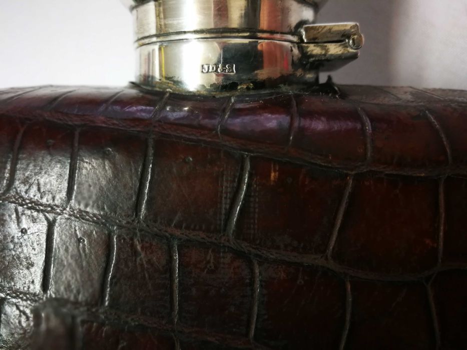 antiga garrafa em pele e tampa em prata de jd&s