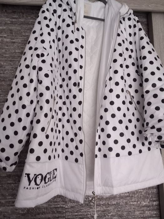 Nowa  kurtka biała w modny print  czarne kropki