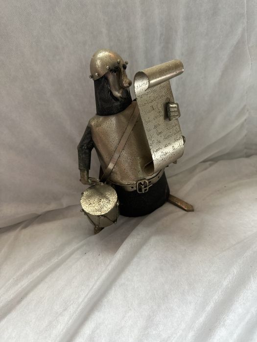 Estatuetas de soldados medievais em metal