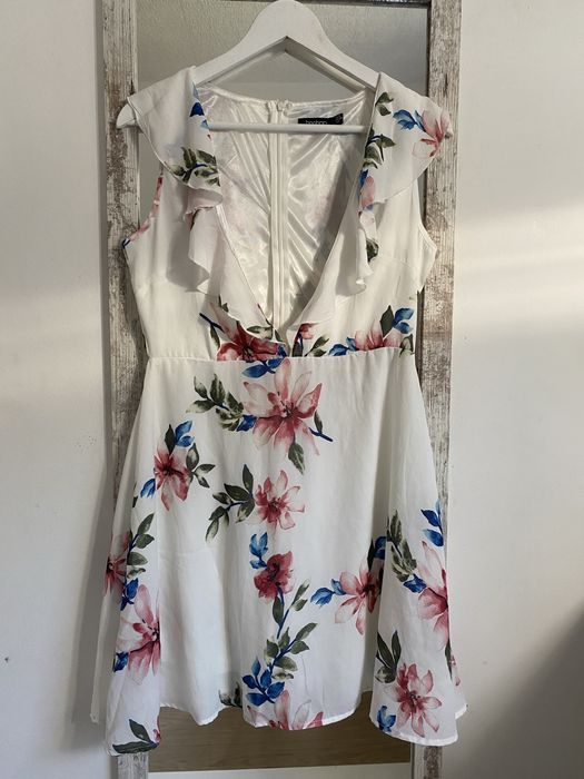 Boohoo biała sukienka