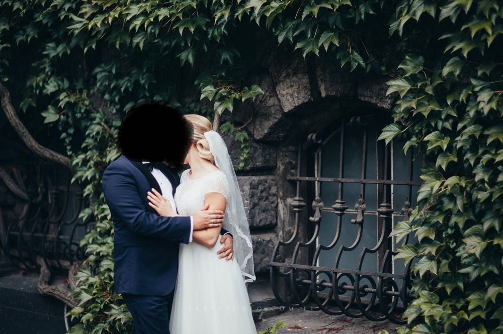 Krótki welon wyszywany koralikami
