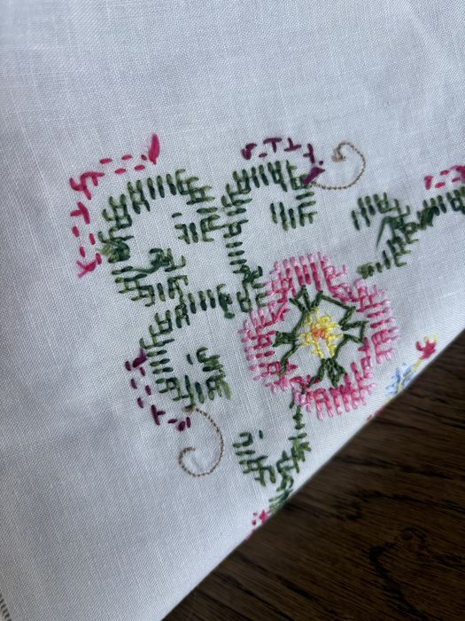 Toalha de mesa bordada a ponto cruz