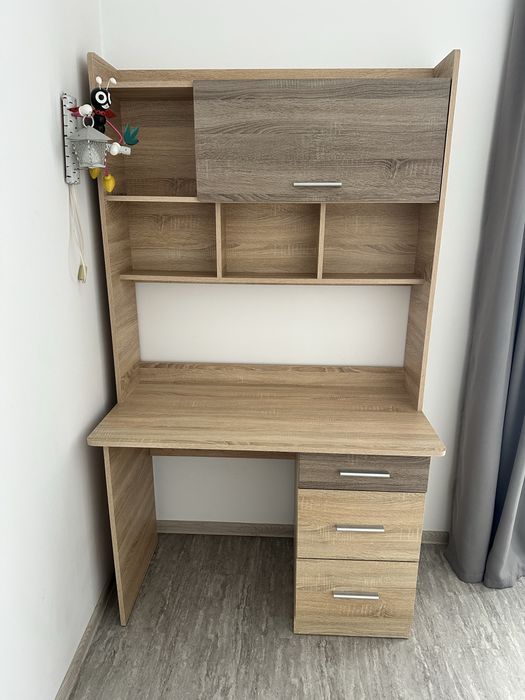 Стіл з надбудовою