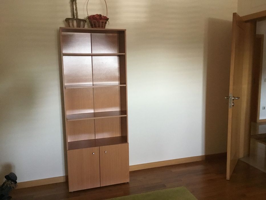 Móvel estante com prateleiras