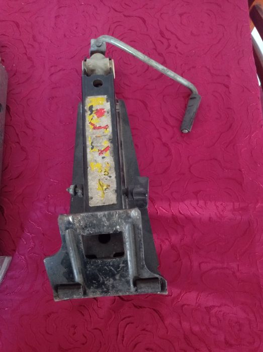 Продам три домкрати !!!