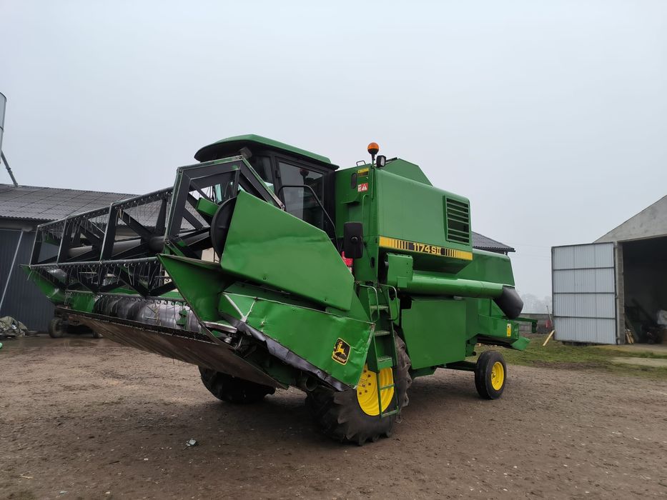 Kombajn zbożowy John Deere 1174