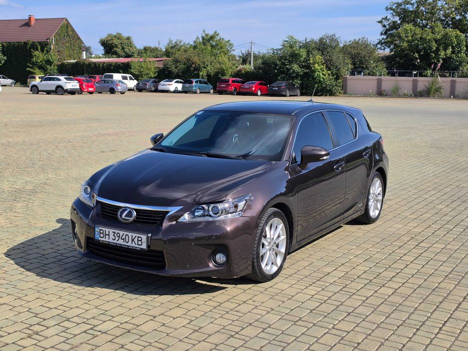 Продам lexus ct200h 2012