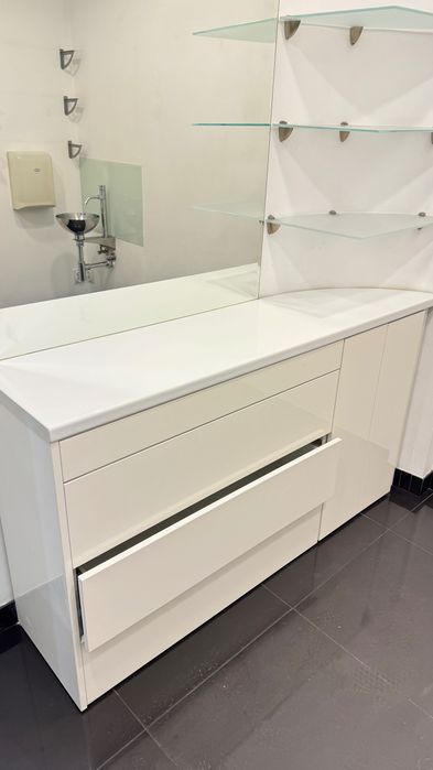 biała, nowoczesna komoda z połyskiem, z szufladami i boczną szafką