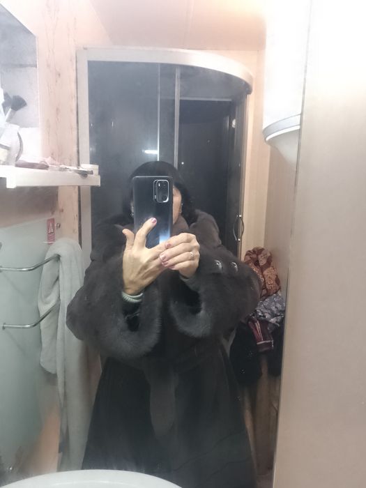 Шуба із мутона з песцовим коміром