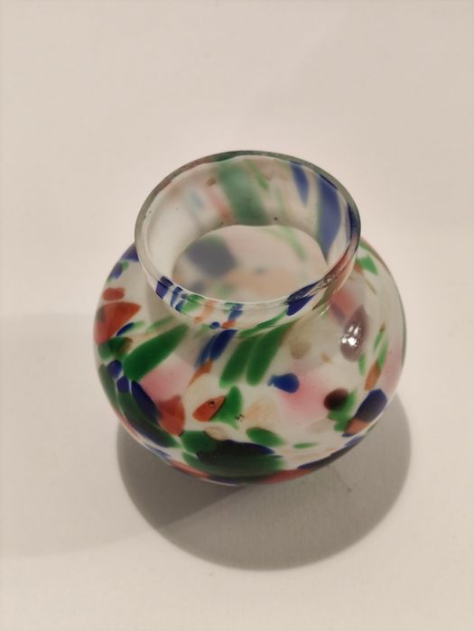 Pequena jarra de vidro opalino multicolorido