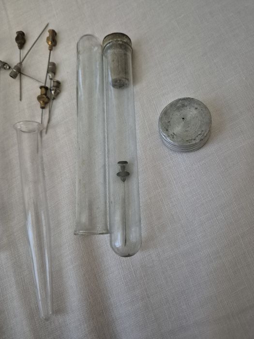 Antigo Kit de Agulhas Médicas Hipodérmicas C/ Tubos de Esterilização em Vidro – Décadas de 50/60