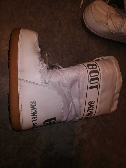 botas de neve com cordões