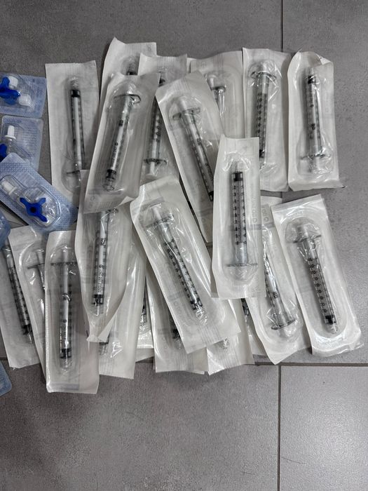 Strzykawki 1ml grube porządne i łączniki adapter do kwasu na sztuki