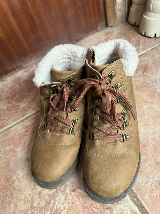 Botas em pelo no interior