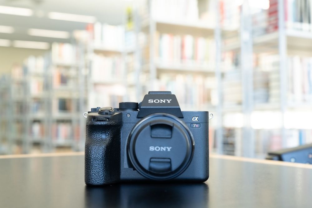 Sony A7R IV + Sigma 24-70mm F2.8 II + Sony 40mm F2.5 + filtros e 2 baterias. ( Objetiva equipada na câmara não incluída )