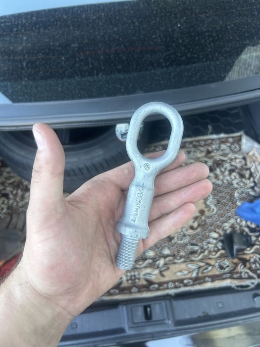 Буксировочная петля Volkswagen Touareg, Porsche Cayenne. Оригинал.