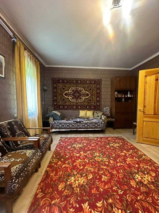 Продаж 1/2 частини будинку в с.Анисів з ремонтом та 7 сотками землі!