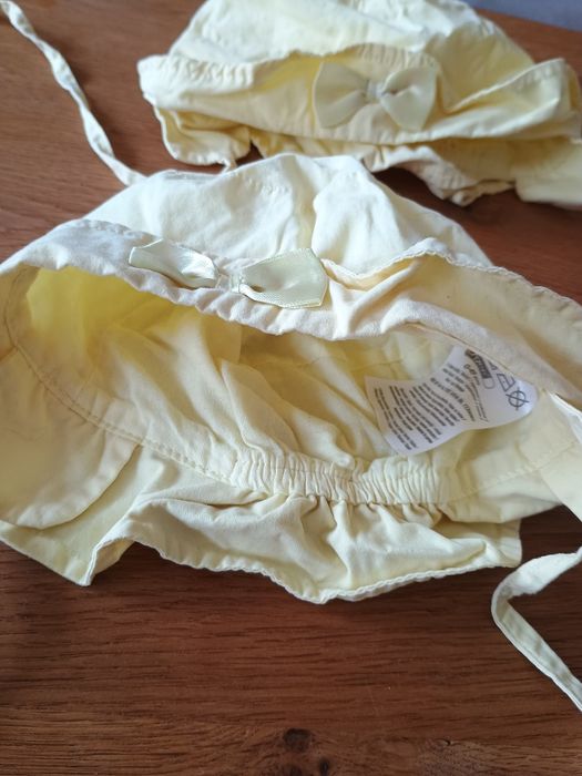 dwa letnie kapelusiki czapeczki