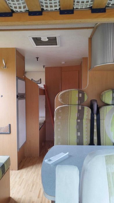 Autocaravana familiar fiável com cama de casal e beliche