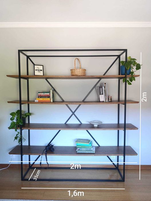 Estante moderna em aço e madeira