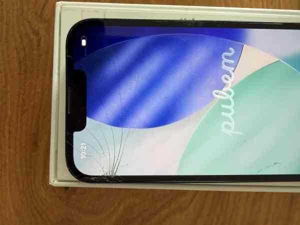 Iphone 13  uszkodzona szybka